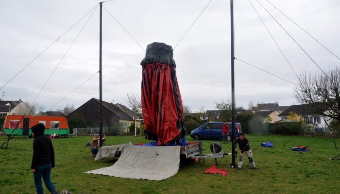 montage chapiteau P'tite Fabrique de Cirque Loches 37 indre et loire école accueil public représentation spectacle enfant