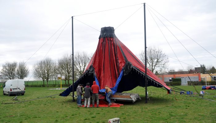 montage chapiteau P'tite Fabrique de Cirque Loches 37 indre et loire école Beaugency accueil public représentation spectacle enfant