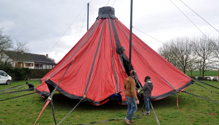 montage chapiteau P'tite Fabrique de Cirque Loches 37 indre et loire école Beaugency accueil public représentation spectacle enfant