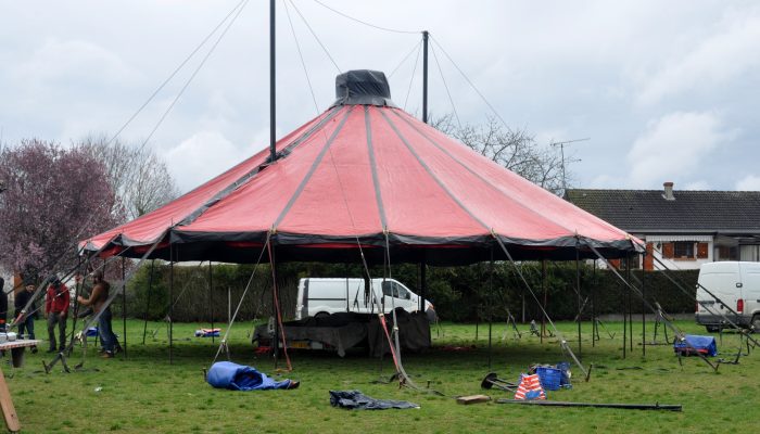 montage chapiteau P'tite Fabrique de Cirque Loches 37 indre et loire école Beaugency accueil public représentation spectacle enfant